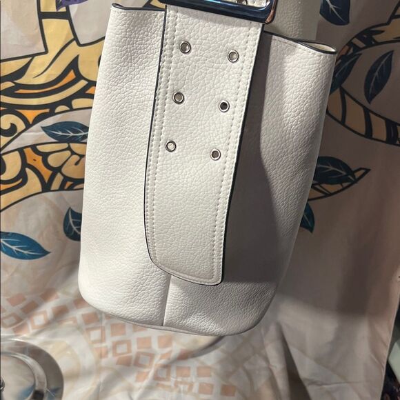 Steve Madden White Bucket Bag - Picture 5 of 16